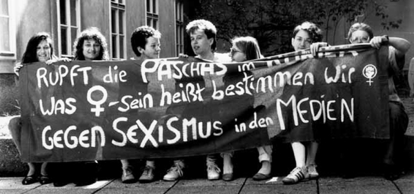 Aktion autonomer Frauen zum Frauentag 1990 in Wien: "Rupft die Paschas im Kurier. Was Frau-sein heißt, bestimmen wir. Gegen Sexismus in den Medien", Quelle: VGA