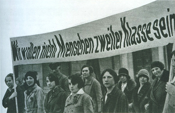 Frauentagsdemonstration 1930 im Wiener Bezirk Floridsdorf, Bild aus: "Der Kuckuck" vom 6. April 1930, S. 15 (VGA)