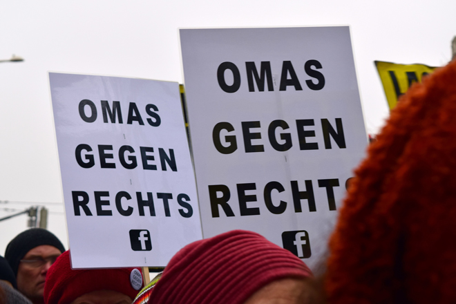 "Omas gegen rechts" bei der Großdemo gegen Schwarz-Blau am 13.1.2018 in Wien, Foto: Haeferl (CC BY-SA 3.0-at)