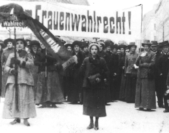 1913: Demonstration der Ottakringer Sozialdemokratinnen für das Frauenwahlrecht, Bild: STBKA