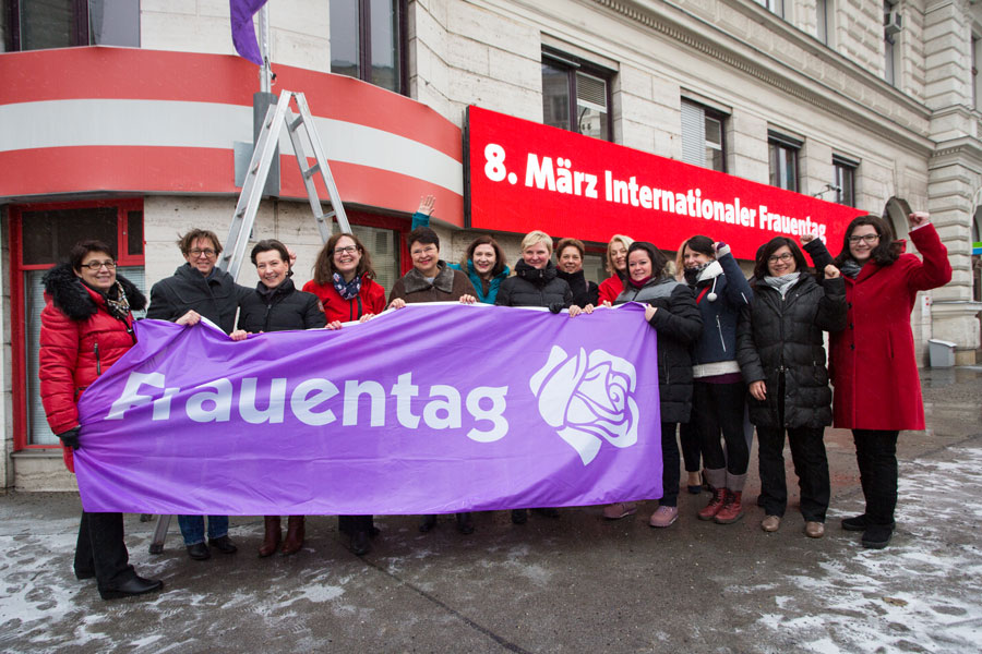 Fahnenhissung der SPÖ-Frauen am 8. März 2018 vor der SPÖ-Zentrale in der Löwelstraße. Bild: SPÖ/Stohanzl